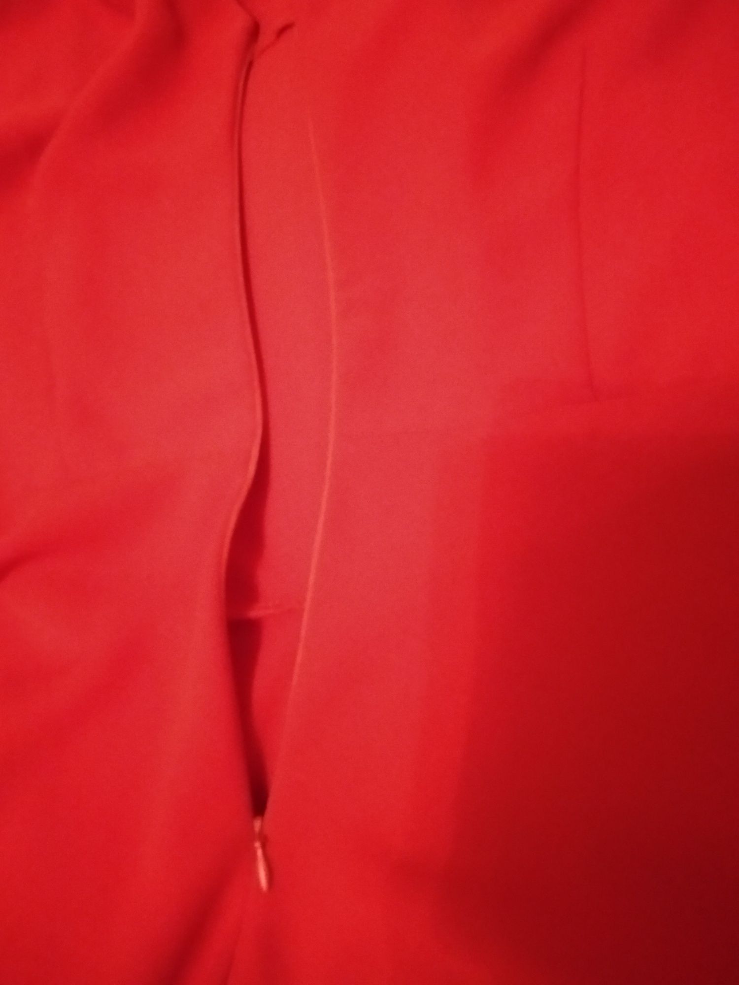 Czerwona sukienka asymetryczna z marzutką.