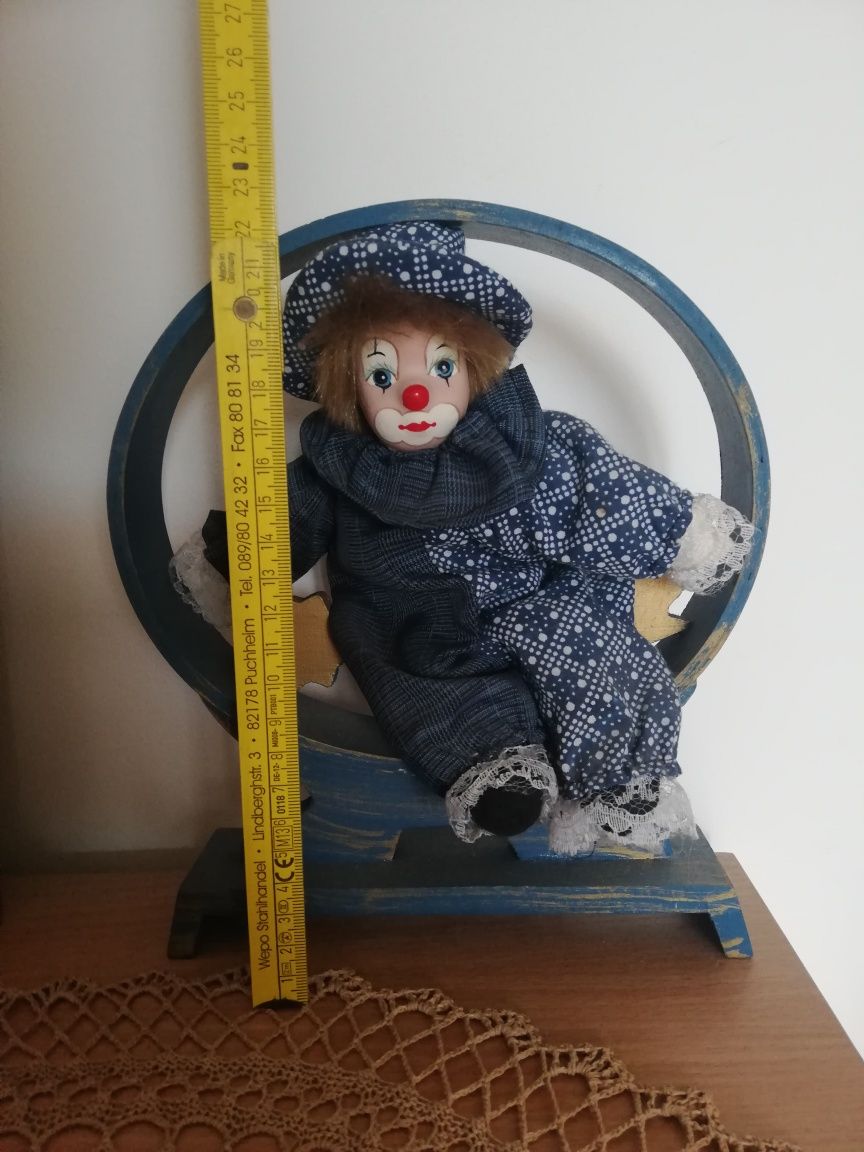 Clown porcelanowy na stojaku 23cm