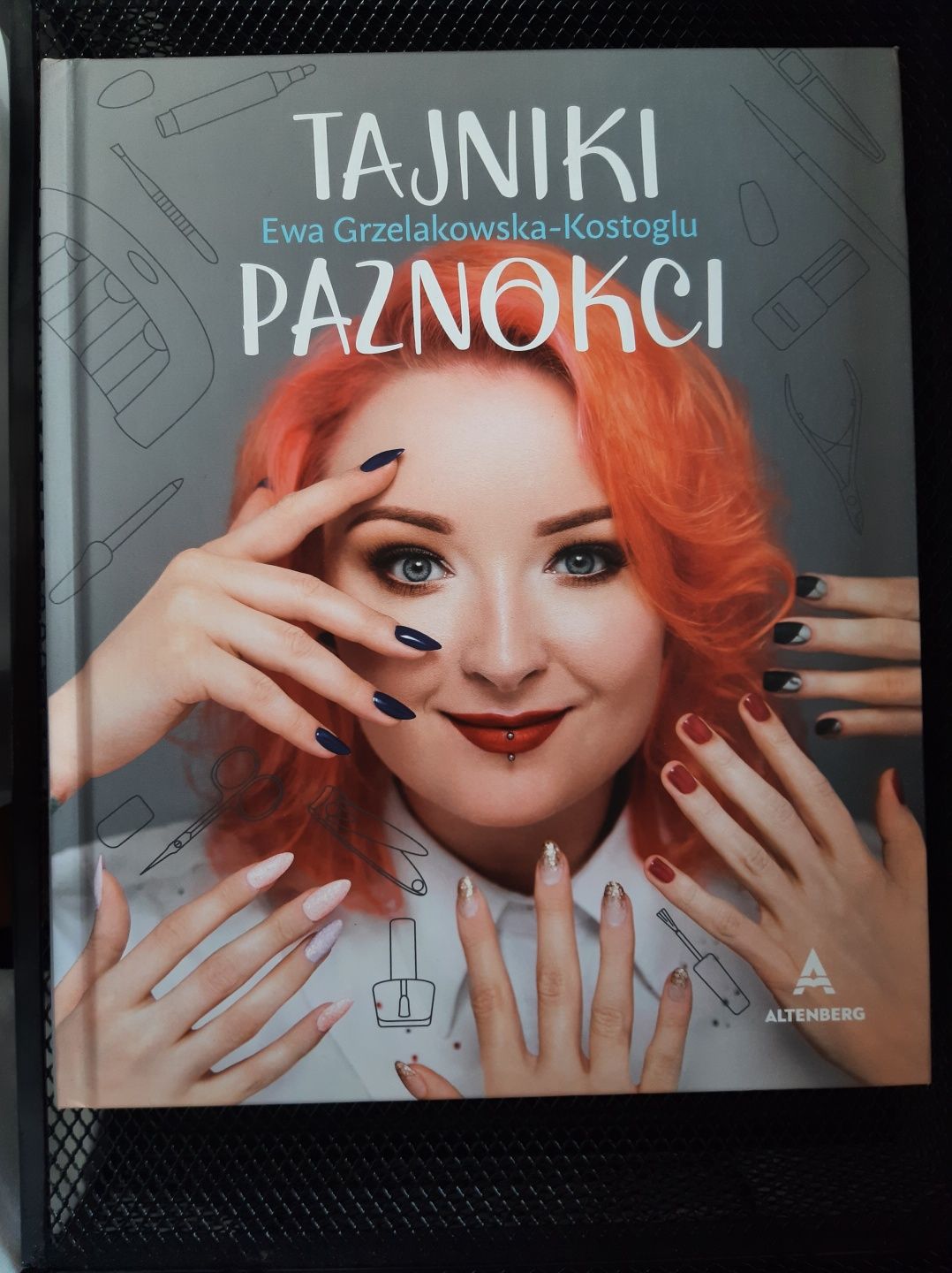 Tajniki paznokci - Red Lipstick Monster z autografem