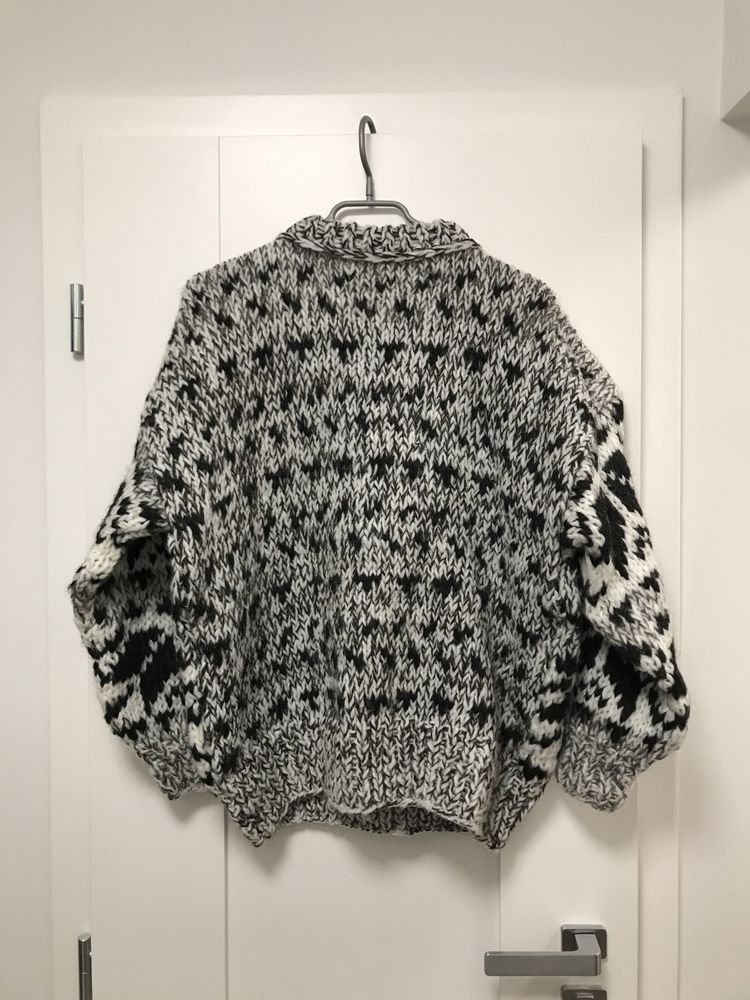 Czarno biały góralski sweter z 100% wełny