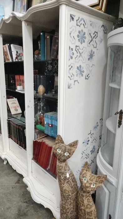 Armário Vintage com vidros e iluminação