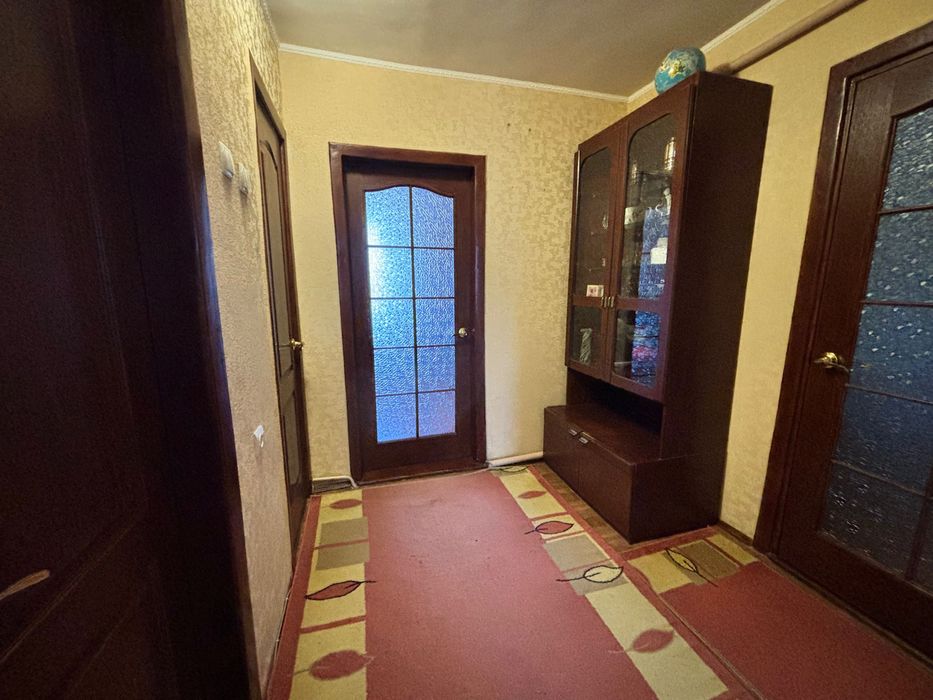 Трикімнатна квартира в районі ЦРЛ