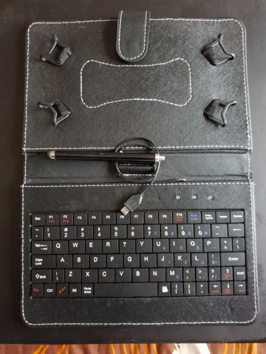 Capa Tablet Universal c/Teclado - NOVA