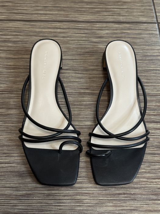 Сандалі , шльопанці meadow з ремінцями charles & keith