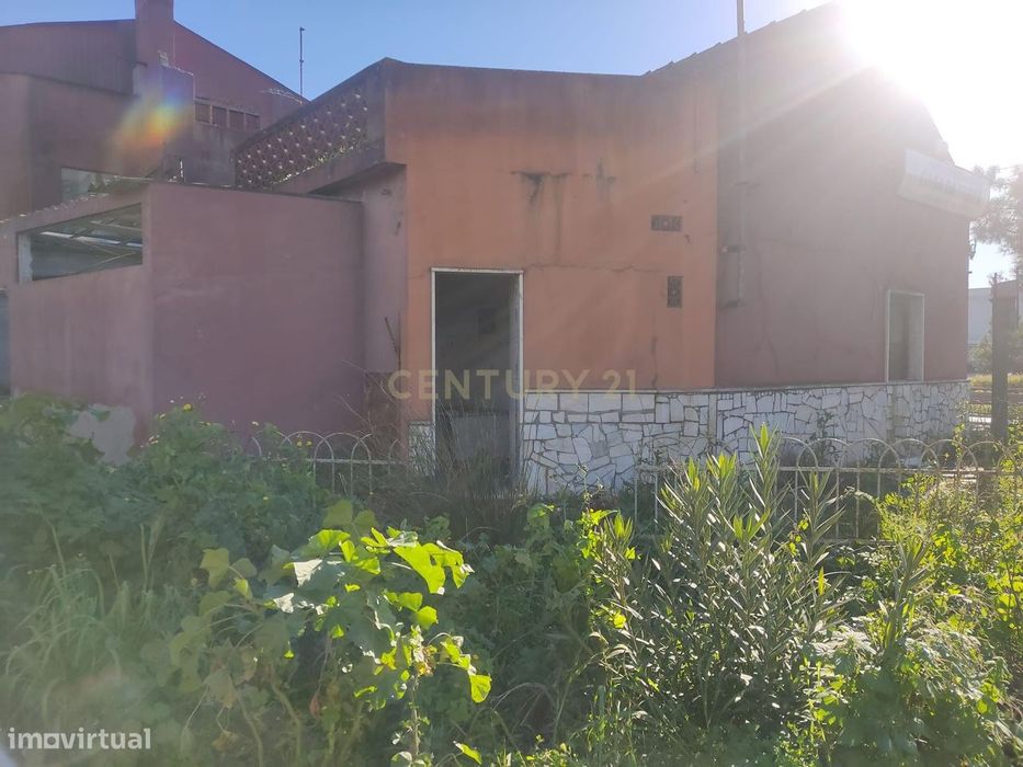 Estabelecimento comercial em estado de ruina com 335 m2