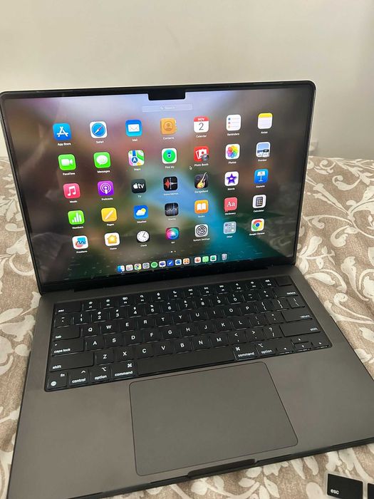 MacBook Pro 14in M3 chip 18Gb ram