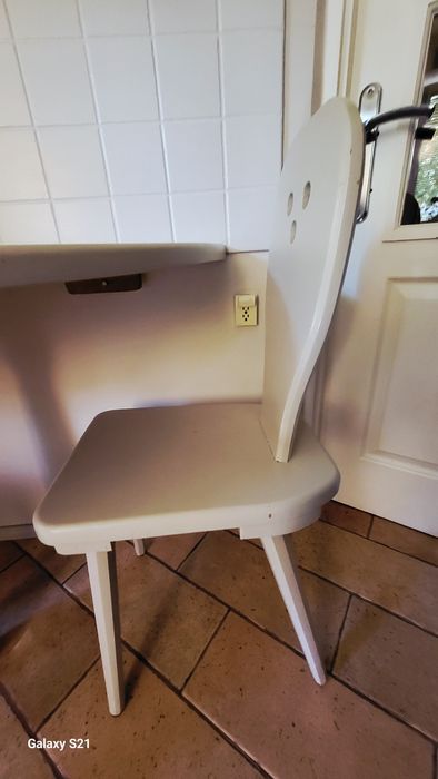 Krzesła, stół i szafki z drewna