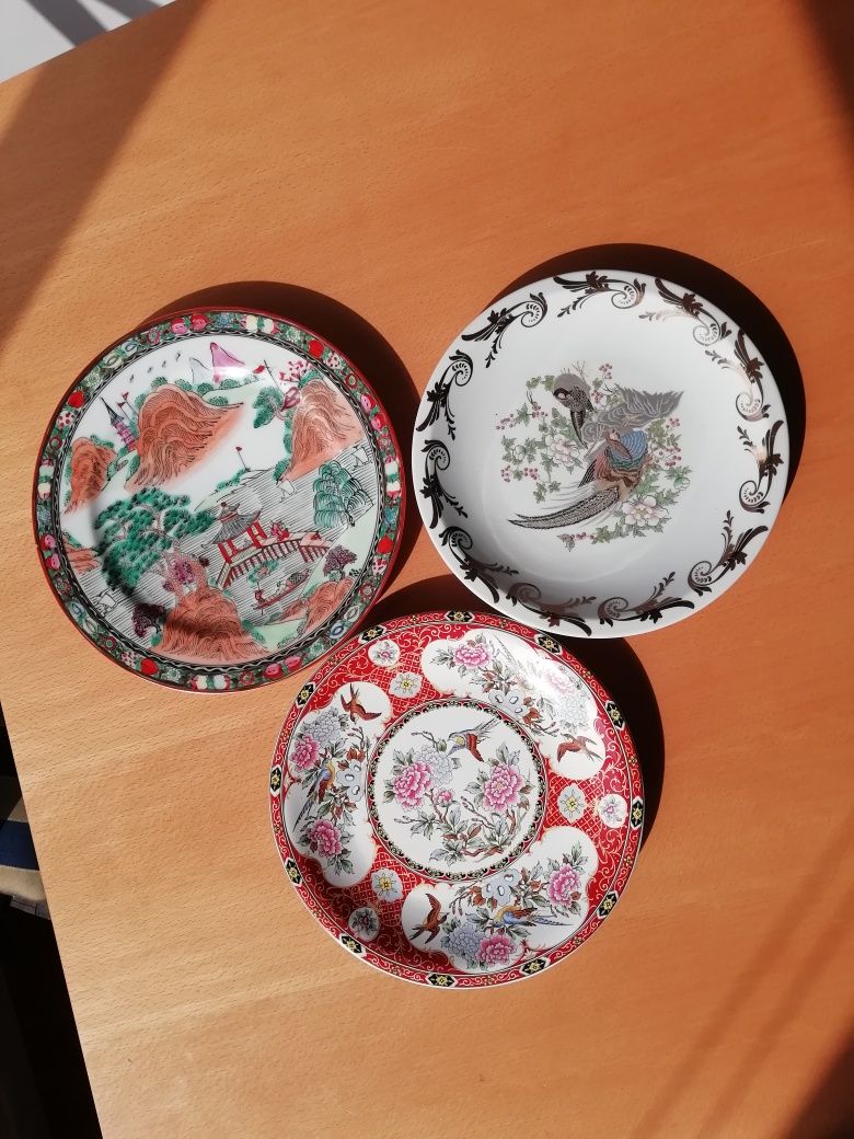 Conjunto de pratos de porcelana japonesa.