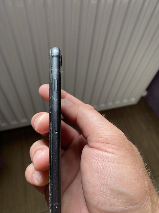 Продам iPhone 8