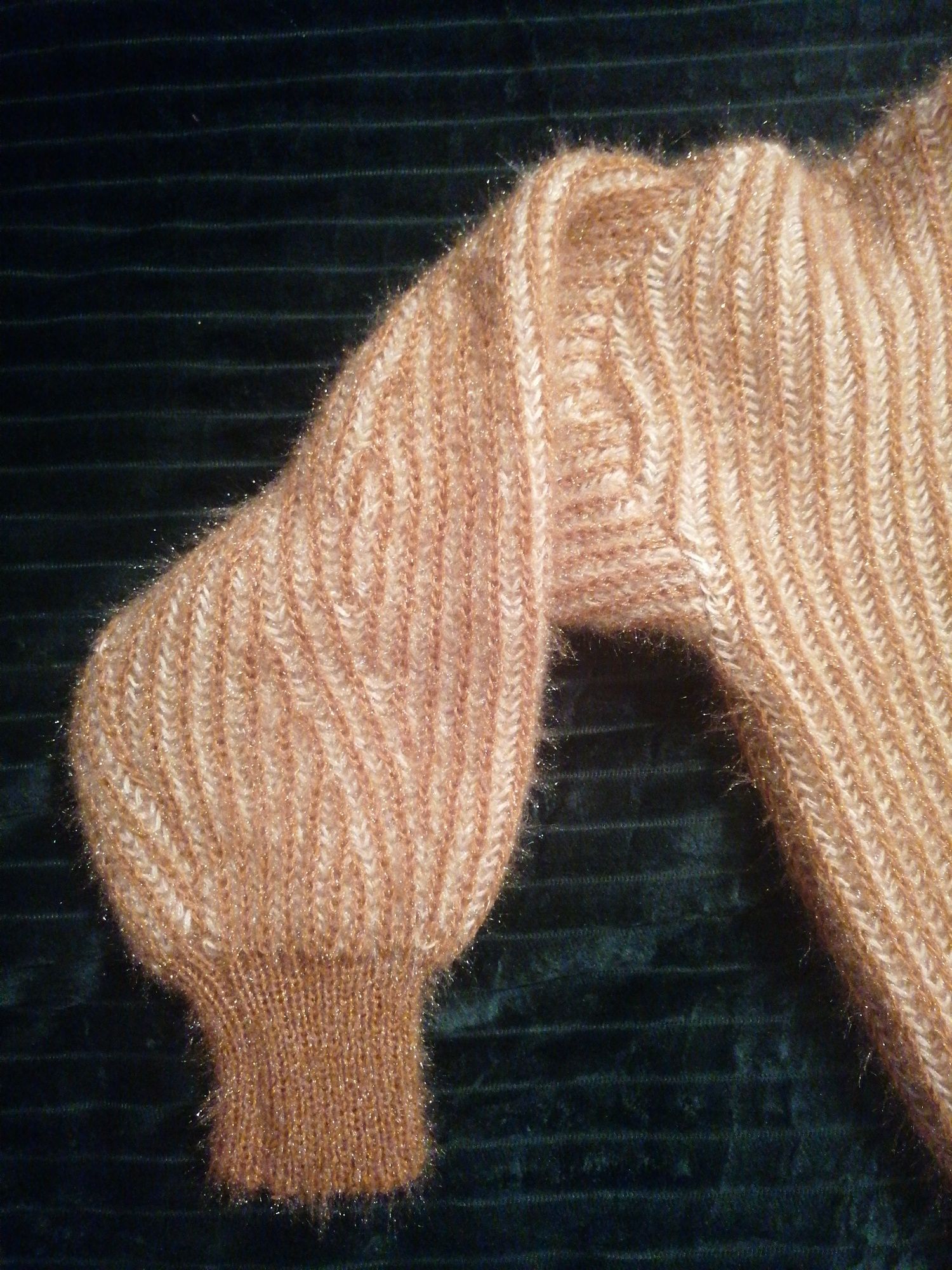 Karmelowy sweter z golfem