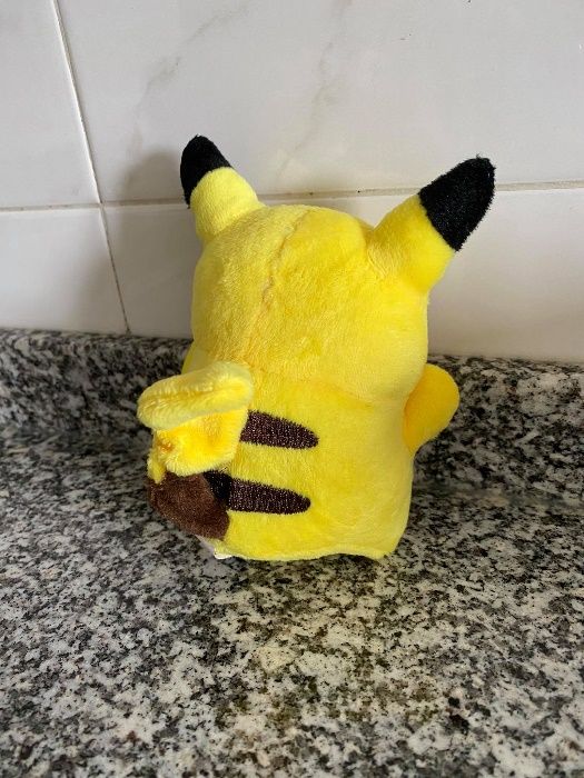 Pokémon peluche pikachu