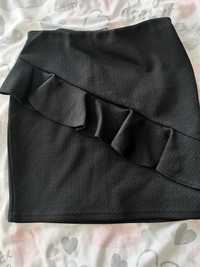 Czarna spódnica z falbanką S House
