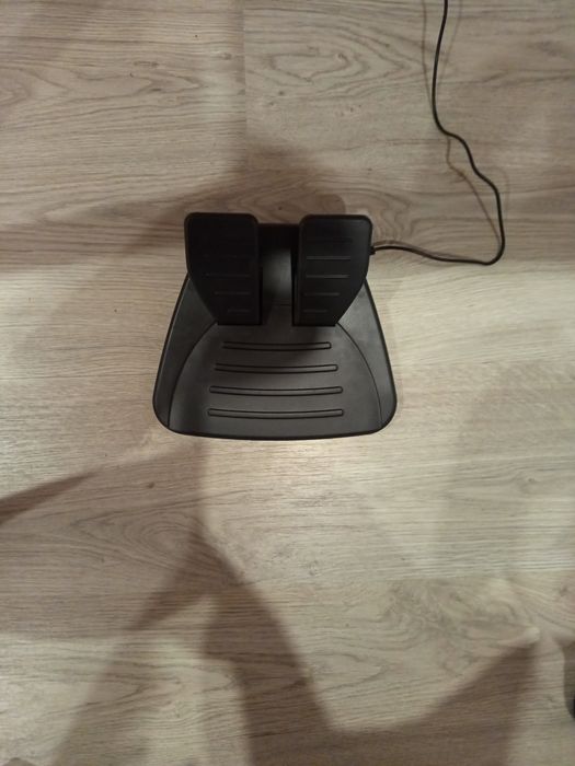 Volante Thrustmaster Universal Challenge +2 jogos a 30€