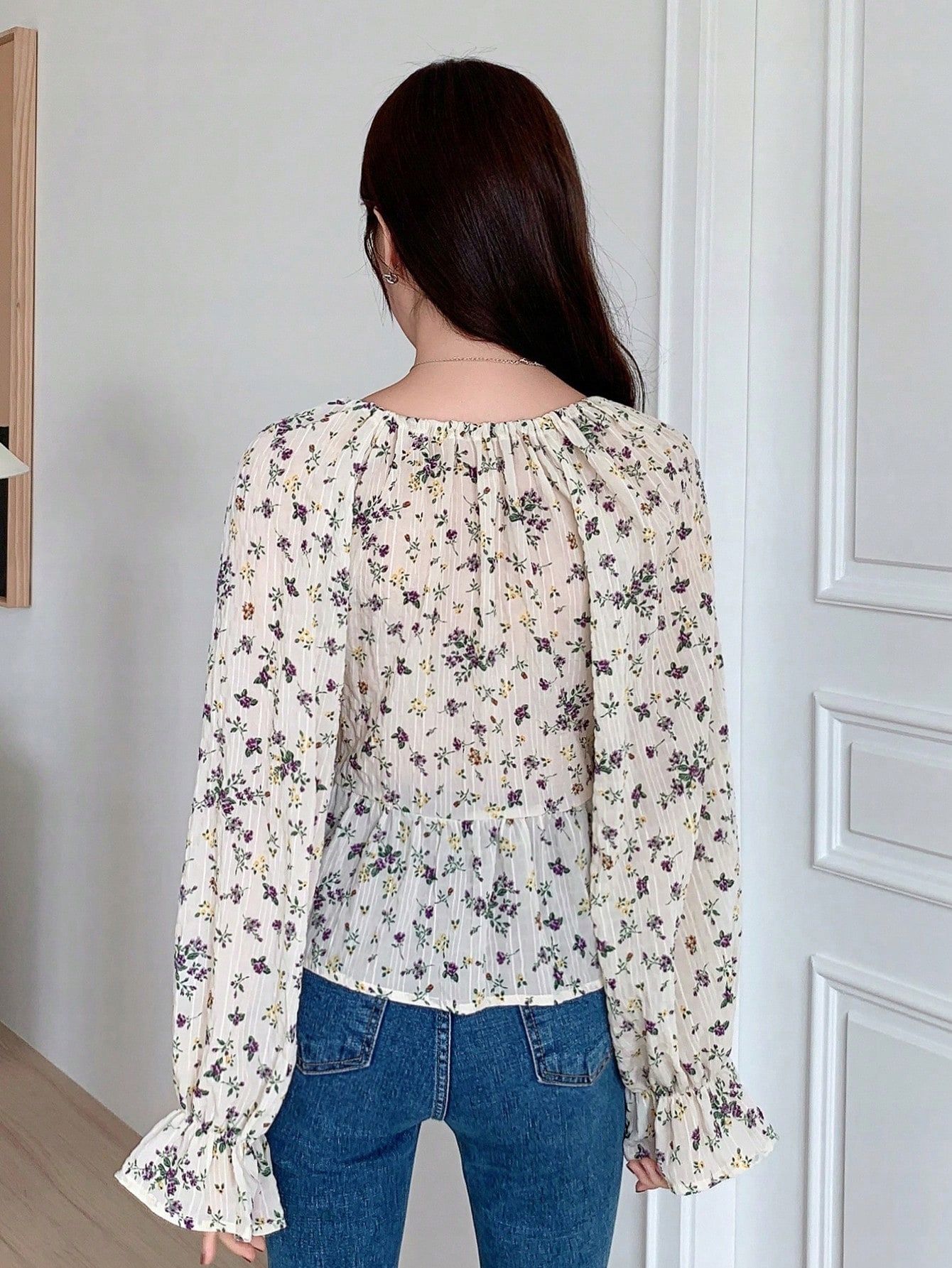 Bluzka W Kwiaty Peplum Boho Z Wiązanym Dekoltem Beżowa Casual Dazy M