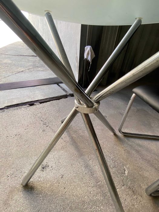 Conjunto de Mesa redonda de vidro e cadeira preta