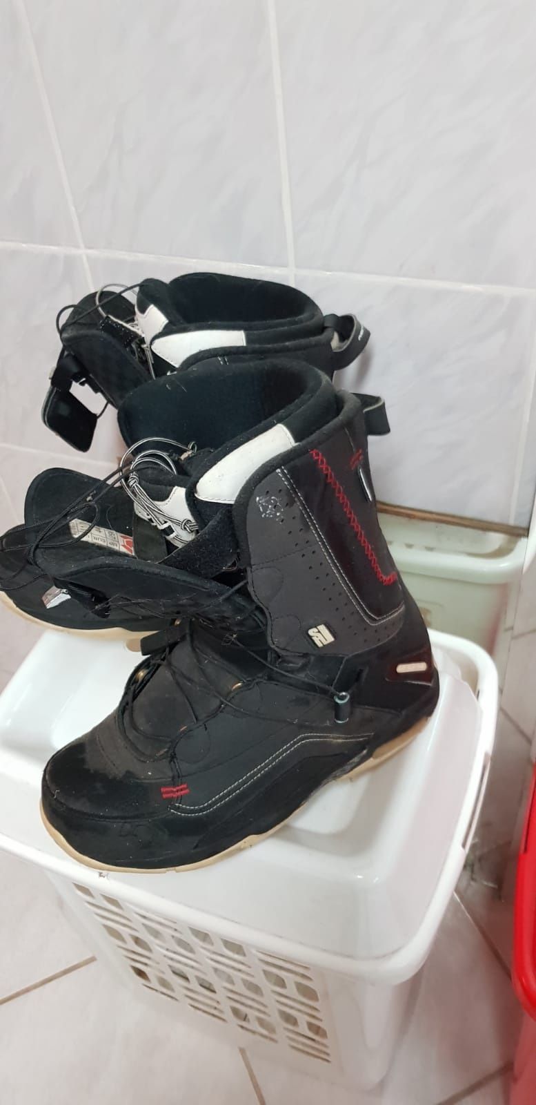 Buty do snowboardu i kask ochronny