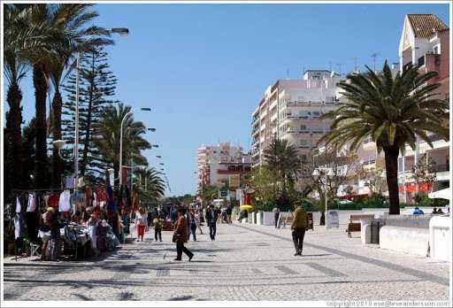 Junto à 1ª linha da praia T2. Terraço privado. A 2 passos da praia