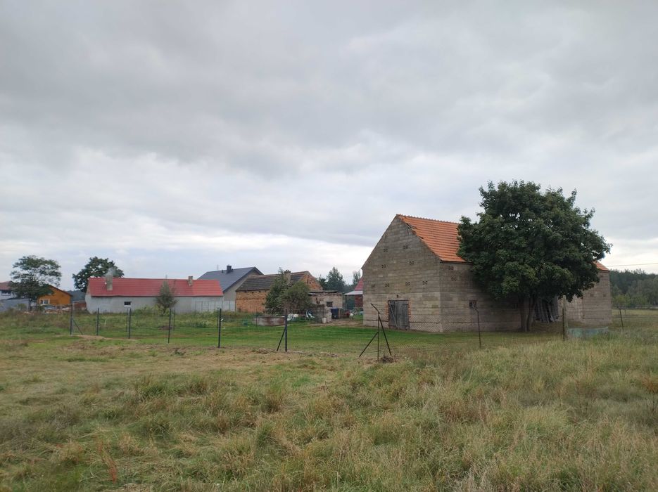 Działka 1100m² budynek gospodarczy 172m²