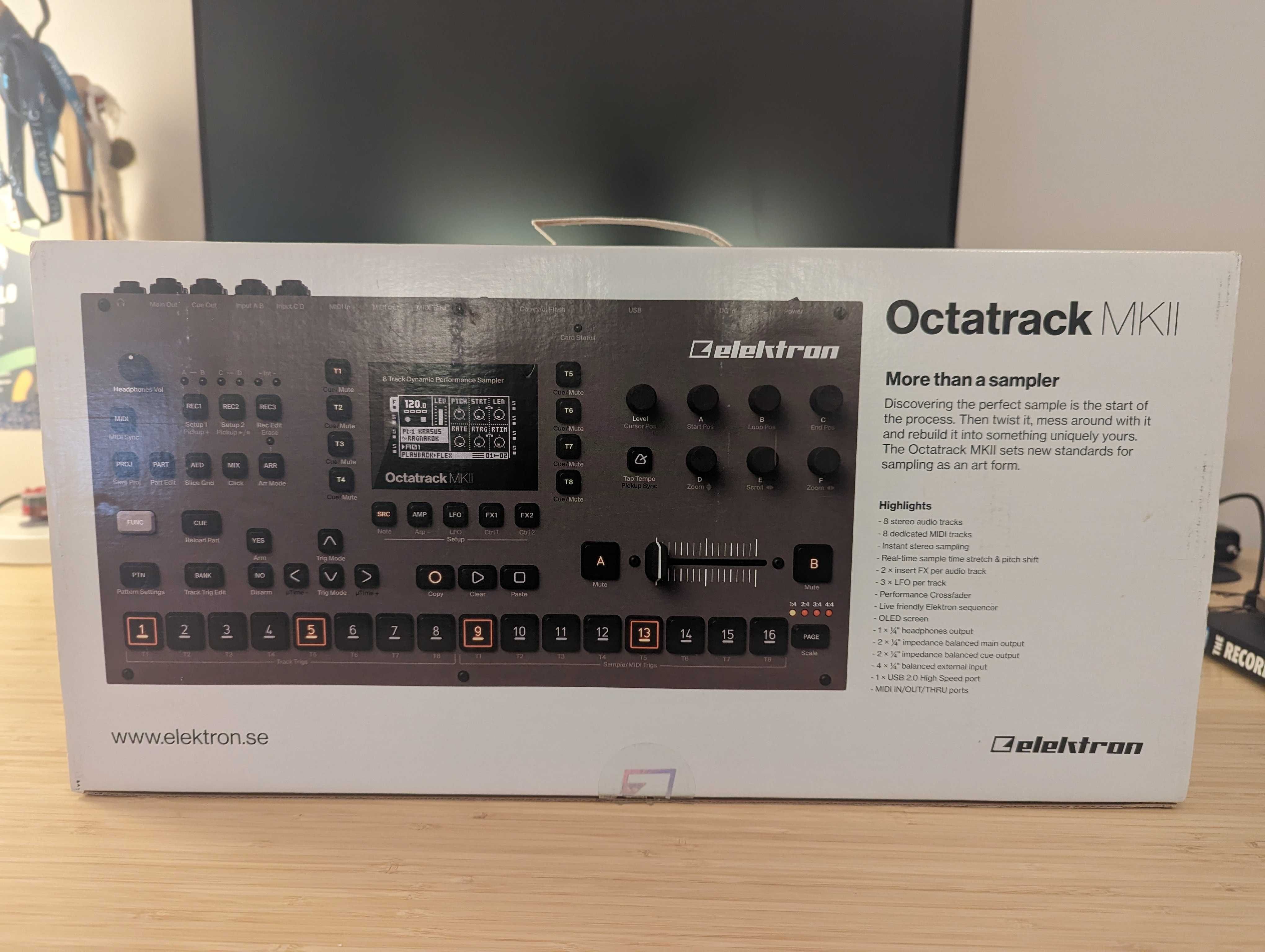 Elektron Octatrack Mk2, com stand, 2 cartões CF, caixa, e manual