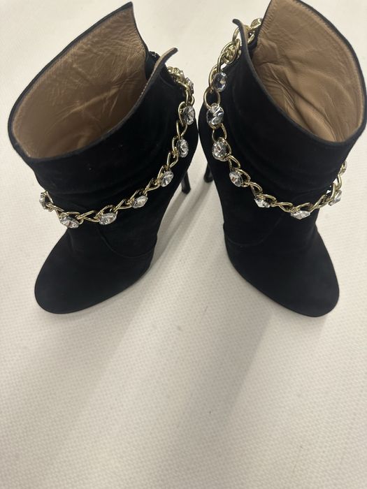 Bota preta em camurça