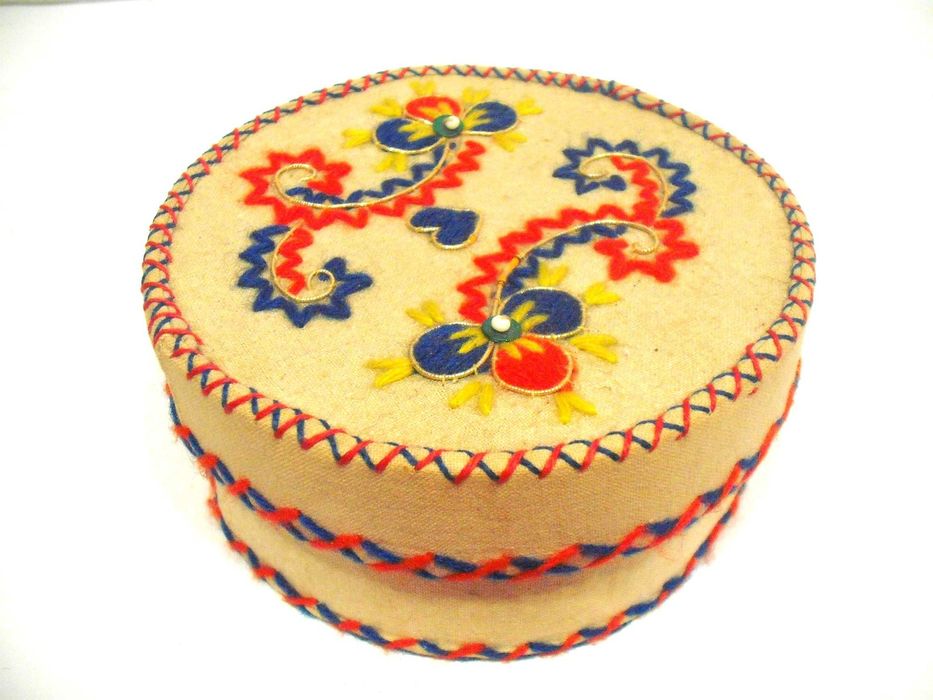 Caixa em pano de Viana do Castelo bordada