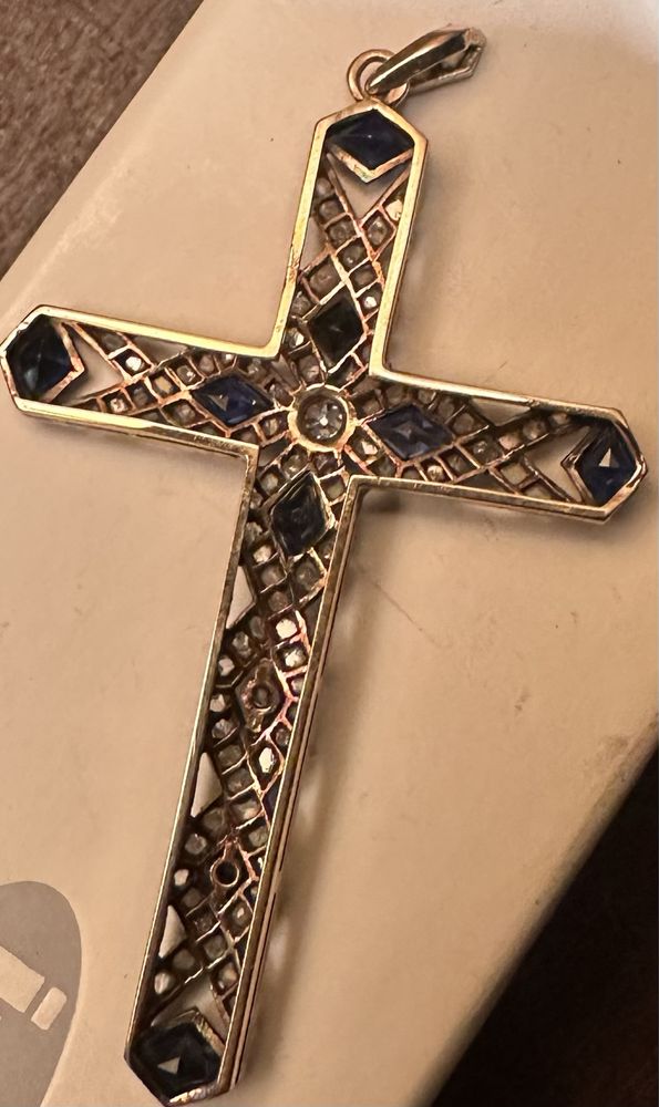 Antigo crucifixo em ouro, diamantes e safiras.