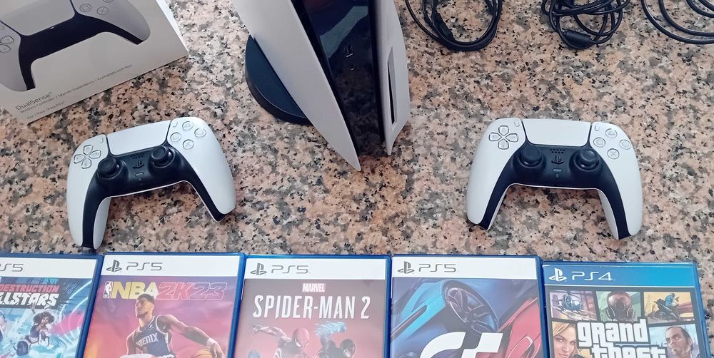 Consola PS5 1Tb standard com comando e 4 jogos