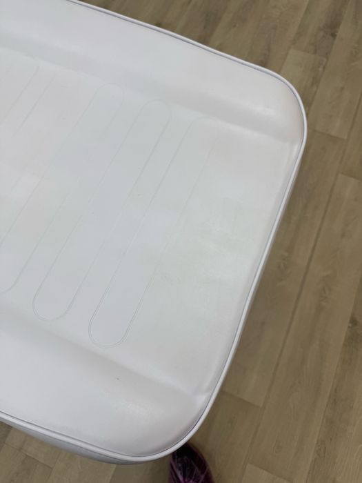 Косметологічна кушетка для салону краси.