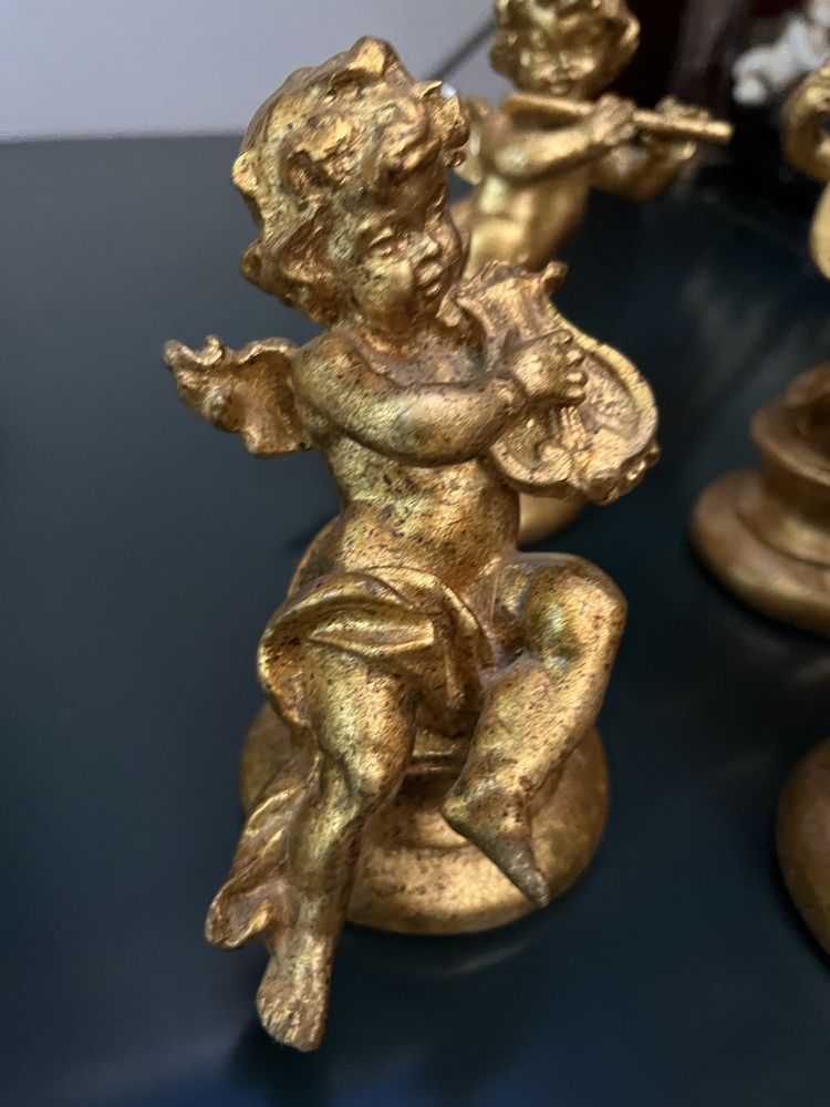 Quatro estatuetas