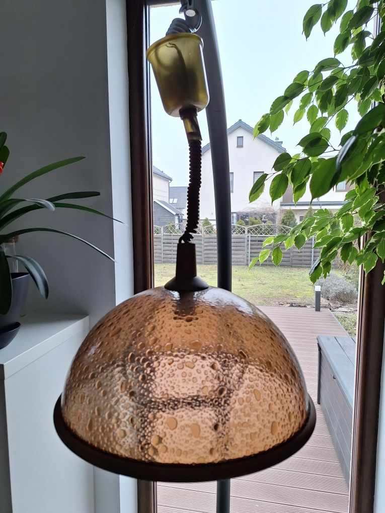 Lampa kuchenna z możliwością obniżania.