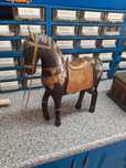 Cavalo em madeira e latão