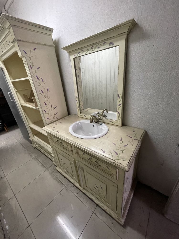 Szafka łazienkowa z umywalką i lustrem, malowane kwiaty, lawenda