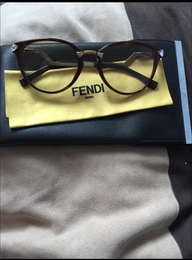 Очки солнцезащитные   Италия бренд Fendi