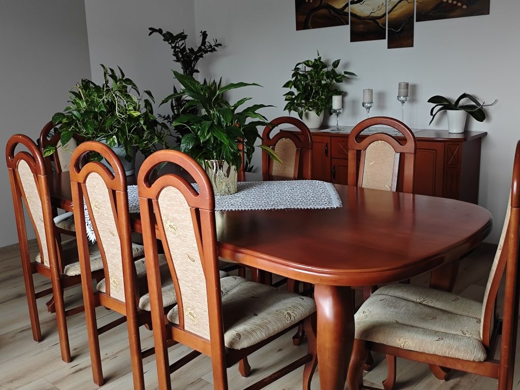 Meble do salonu wraz ze stołem i krzesłami