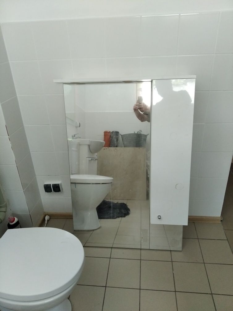 Szafka łazienkowa z lustrem