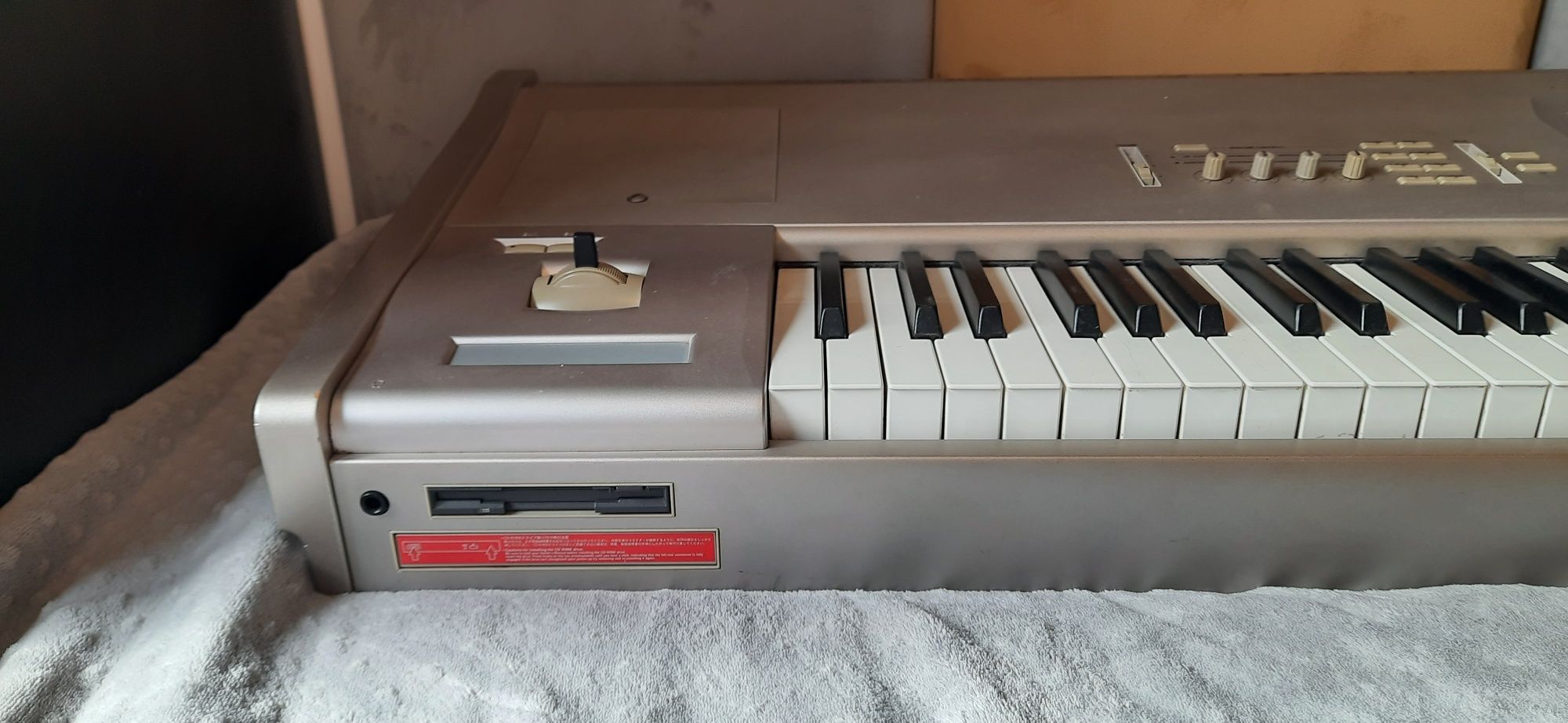 Keyboard, Korg Triton Studio Music Workstation / Sample