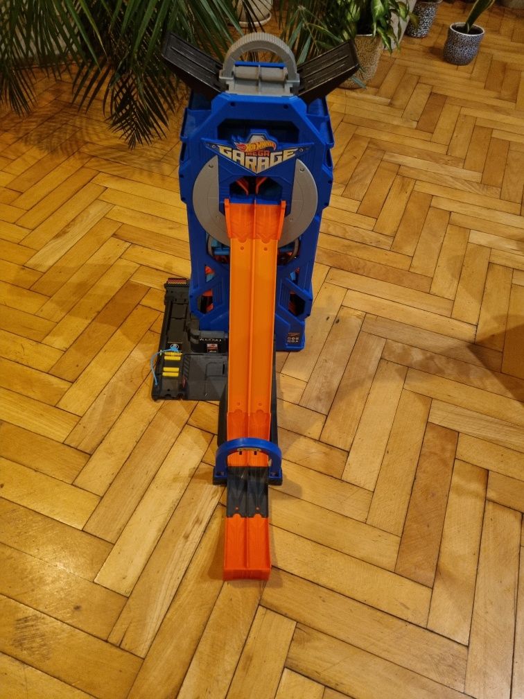 Hot Wheels mega garaż