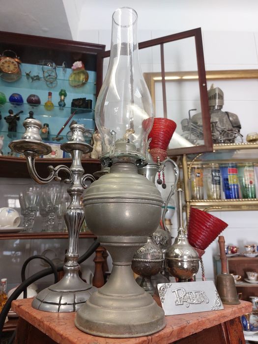 Candeeiro a petróleo em metal