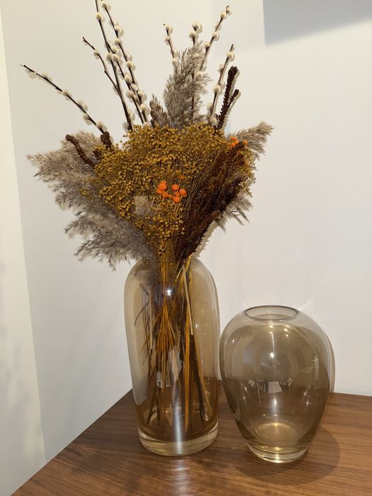 Jarras da zara home com arranjo de flores da bloom