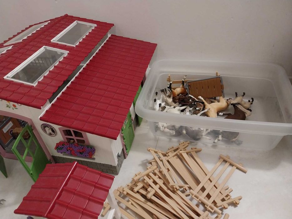 Schleich: kamper, stajnia, ujeżdżalnia, myjka, boks i przeszkody