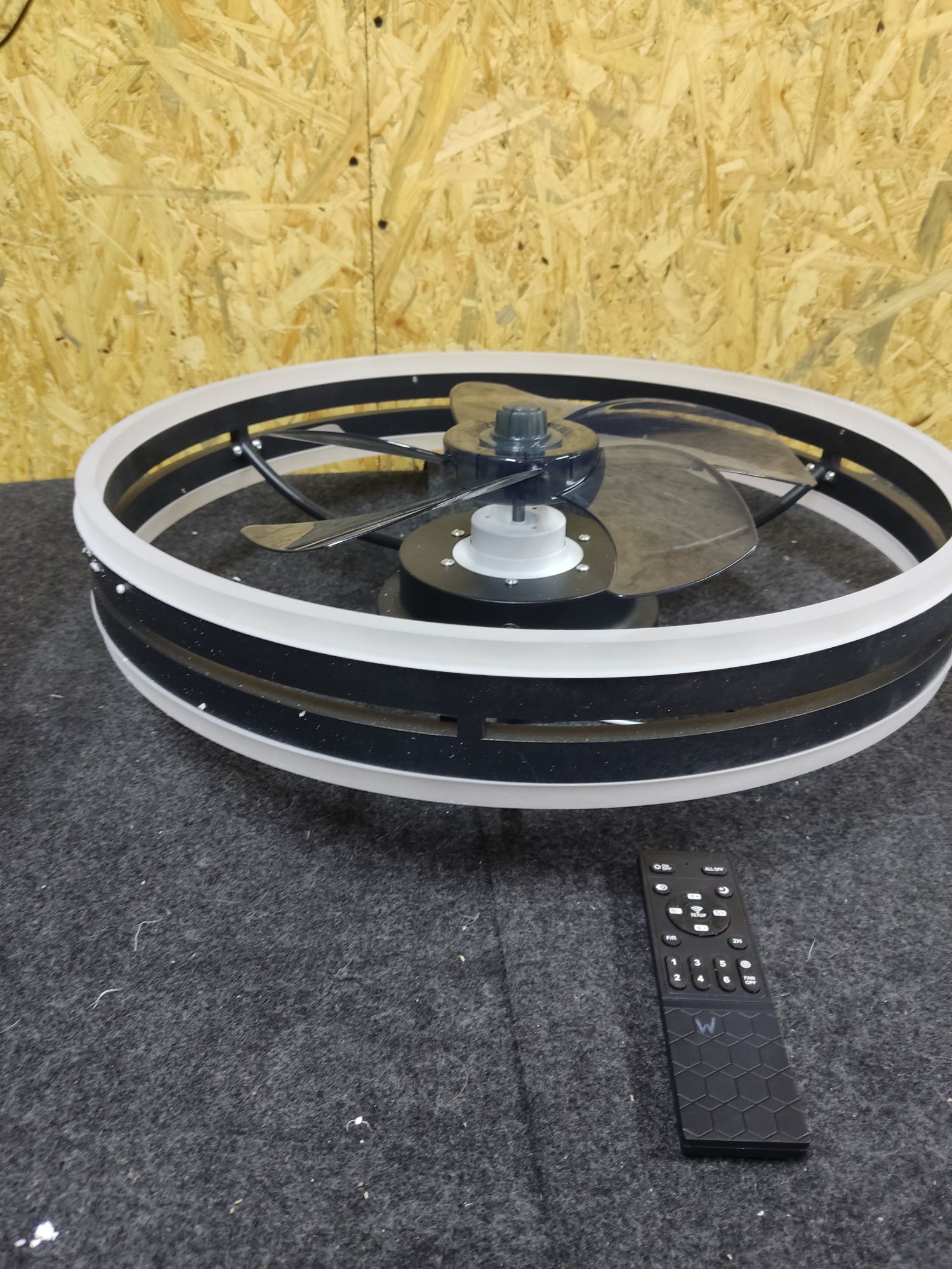 Cichy wentylator sufitowy z oświetleniem 72 W / 50x22 cm czarny