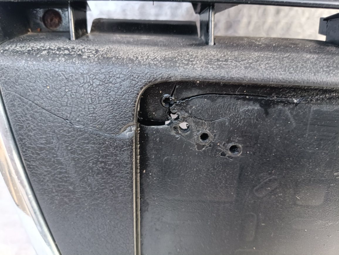 Audi a4 B7 8e0 atrapa grill wlot powietrza przód orginał uszkodzony