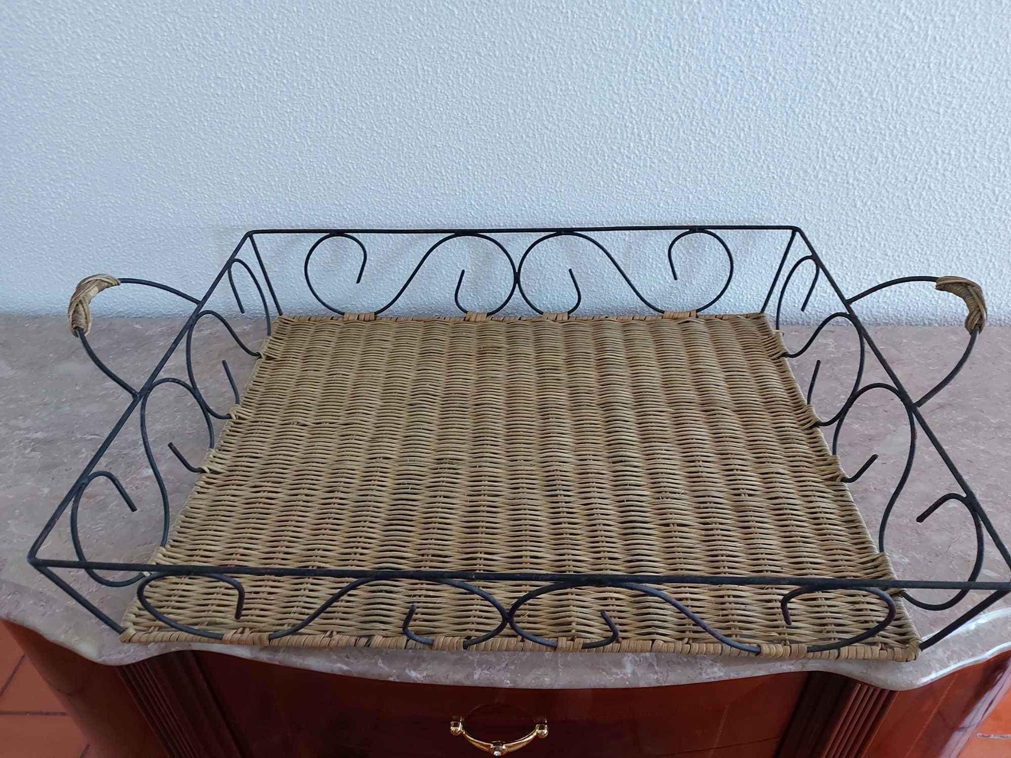 Conjunto em palhinha de tabuleiro e cesto para aperitivos