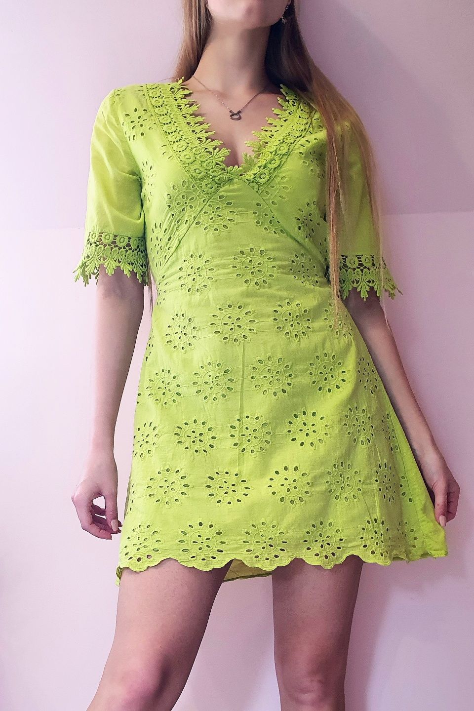 Sukienka letnia z koronką i gumką w pasie zielona limonka