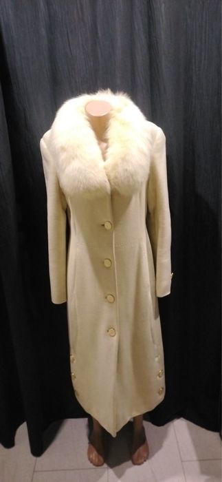 Продам бомбическое  пальто цвета ,,Шапмань,, срочно ,дешево