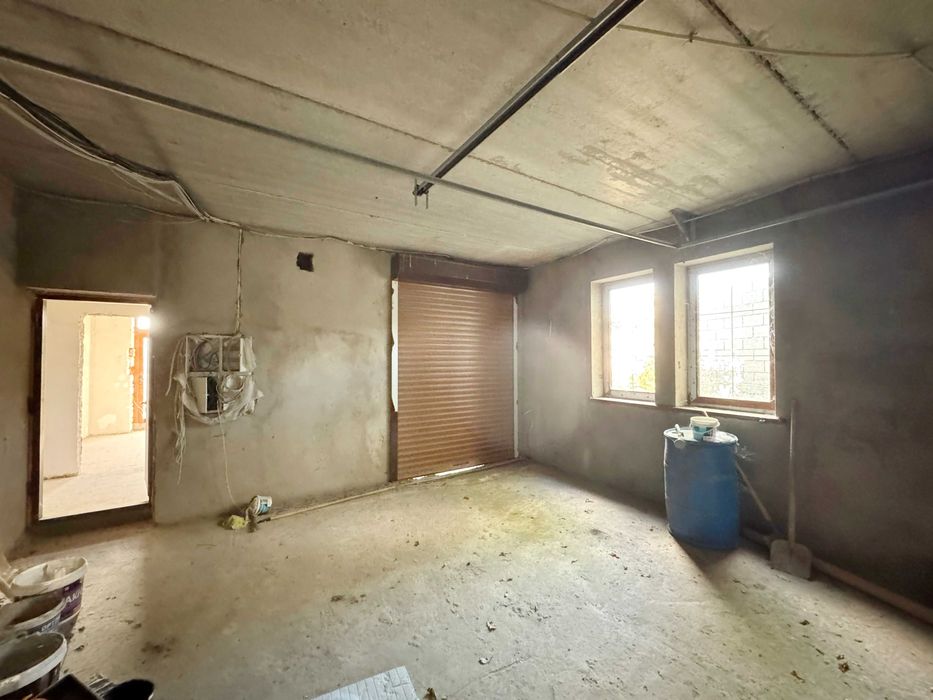 Дом в Совиньоне, ул. Бризова. 9 соток. Есть подвал. Гараж на 2 авто