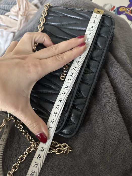 Czarna mała torebka Miu Miu ze skóry naturalnej