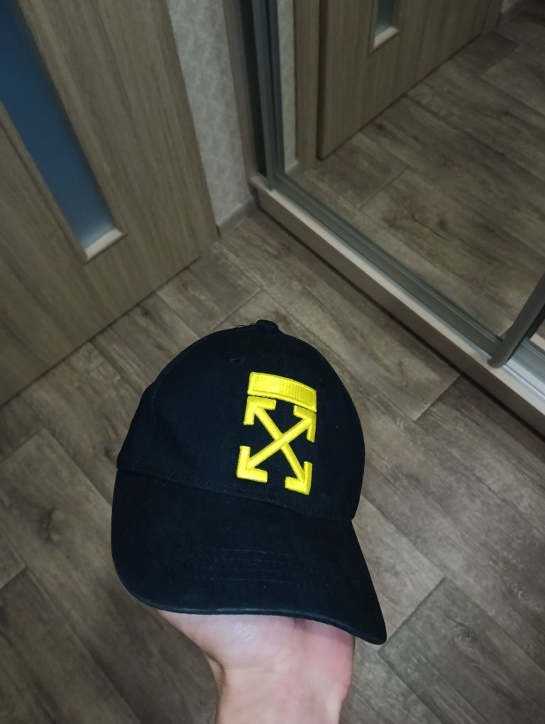 Кепка off-white .