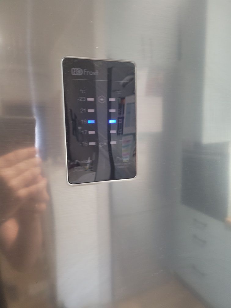 Стильний холодильник Samsung RB38T600CSA з No Frost та інвертором!
	2.