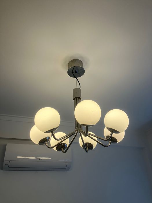 Candeeiro moderno e em óptimo estado